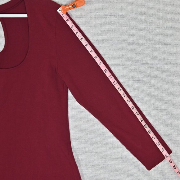 Torrid 90s Retro Foxy Keyhole Open Back Mock Neck Stretch Burgundy Shirt Sz 2 - Picture 16 of 16